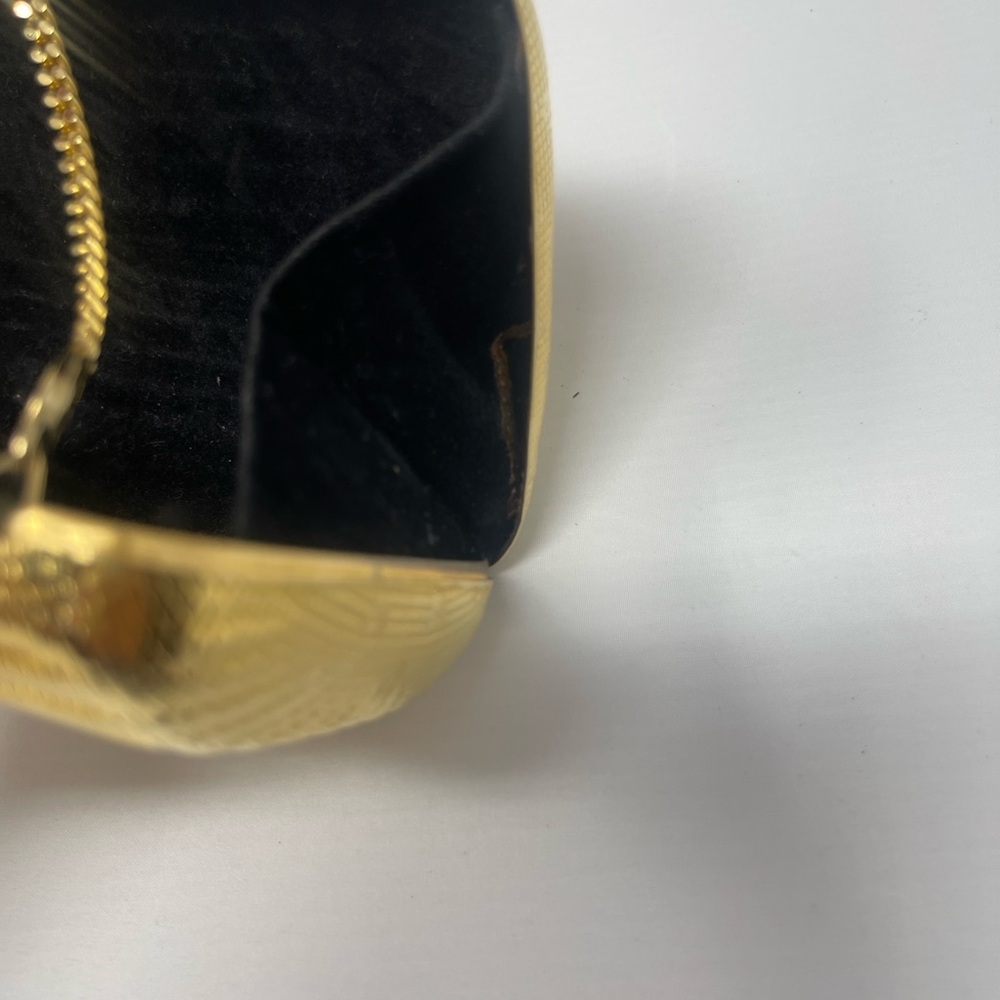 Gold Chain Clutch with 🎀 Accent - Picture 12 of 13